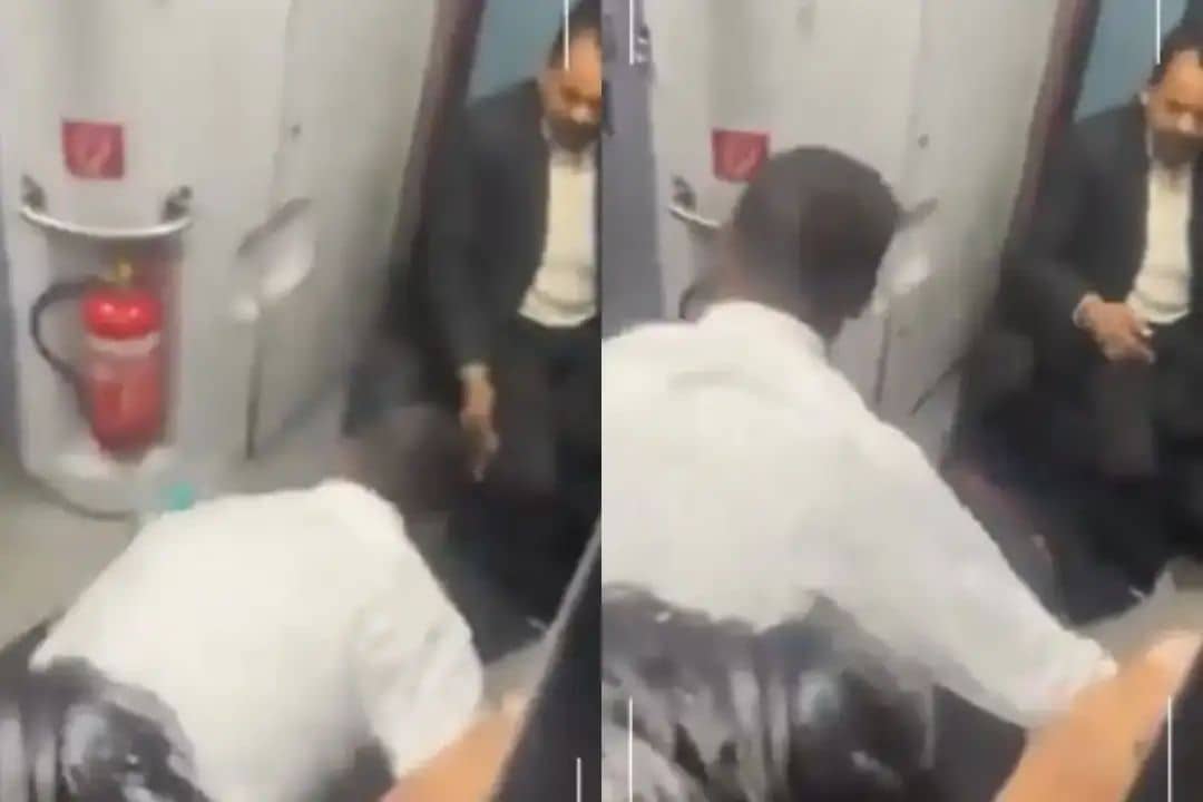 खौफनाक! TTE और ट्रेन अटेंडेंट ने यात्री को बेल्ट से पीट- पीटकर किया अधमरा, लोग बोले- रेल मंत्री जल्दी करें कार्रवाई, देखिए VIDEO