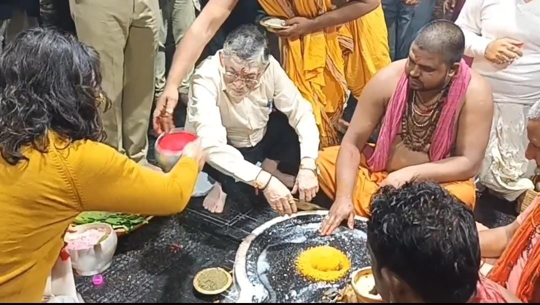 राज्यपाल संतोष कुमार गंगवार ने बाबा बैद्यनाथ की पूजा अर्चना की, कहा-यूपी के नाथ समुदाय के प्रमुख मंदिरों का भी अवश्य करें दर्शन