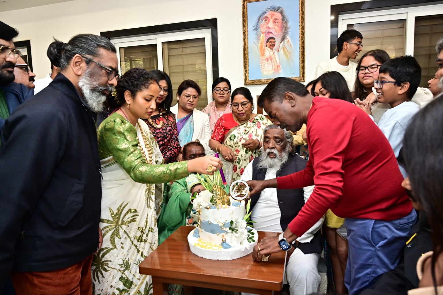 कुछ इस अंदाज में मनाया गया गुरूजी का 81वां जन्मदिन, ढोल नगारे के साथ काटा गया 81 पौंड का केक