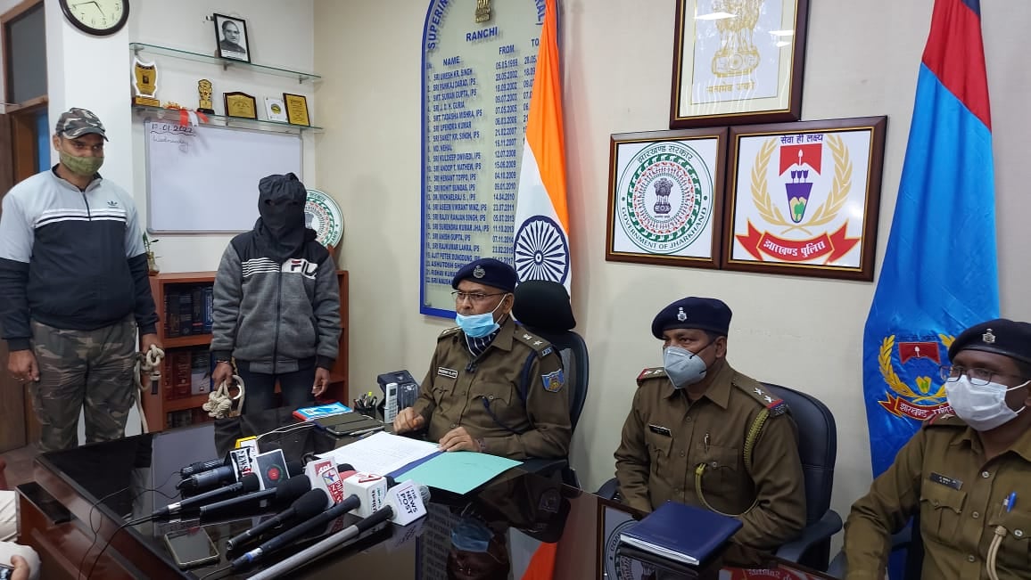 पगार नहीं मिली तो मालिक के टायर गोदाम से उड़ा लिए लाखों के टायर और पिकअप वैन, धराया