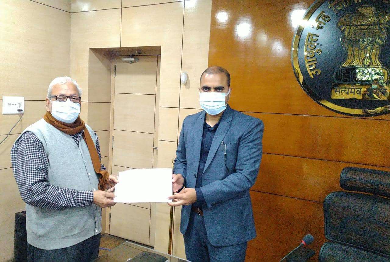 शहादत को सम्मान : धनबाद के शहीद हीरा झा के परिजनों को उपायुक्त ने दिए जमीन के कागजात