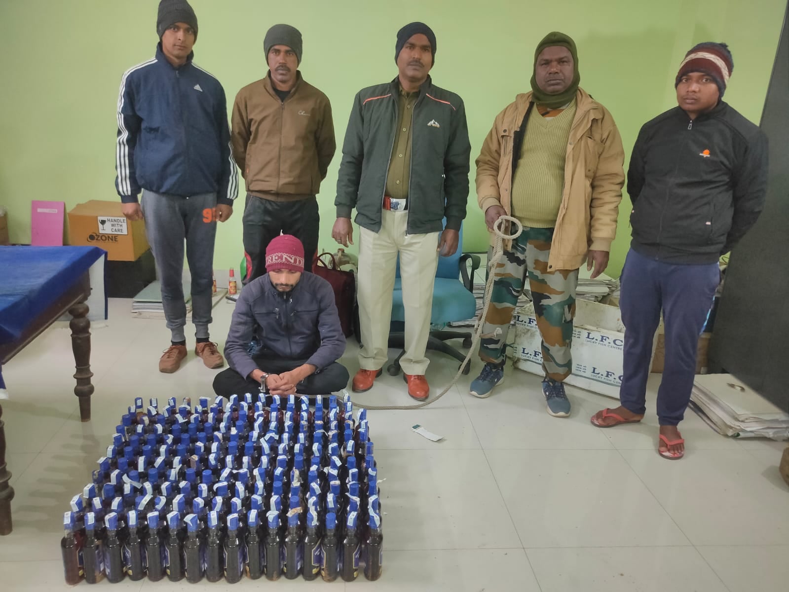 देवघर में For Sale in Punjab लिखा विदेशी शराब बरामद, एक अवैध कारोबारी गिरफ्तार, बिहार में खपाने की थी योजना