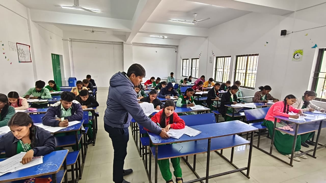 सीएम स्कूल ऑफ़ एक्सीलेंस में प्री-बोर्ड टेस्ट-2 परीक्षाएं शुरू, 11हजार से ज्यादा छात्र हुए शामिल