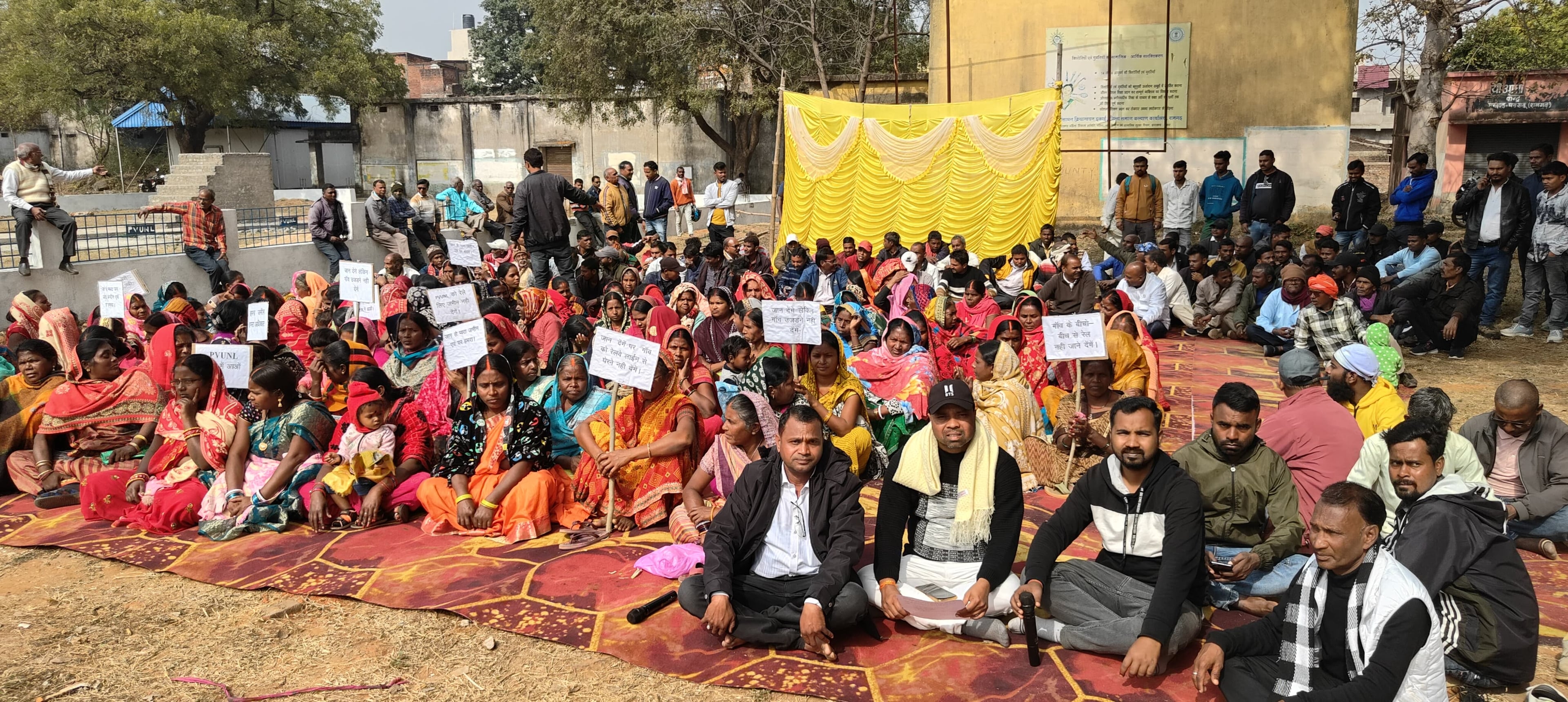 रामगढ़: नई रेललाइन बिछाने का विरोध, ग्रामीणों ने प्रखंड मुख्यालय के सामने किया प्रदर्शन, दी आत्मदाह की चेतावनी