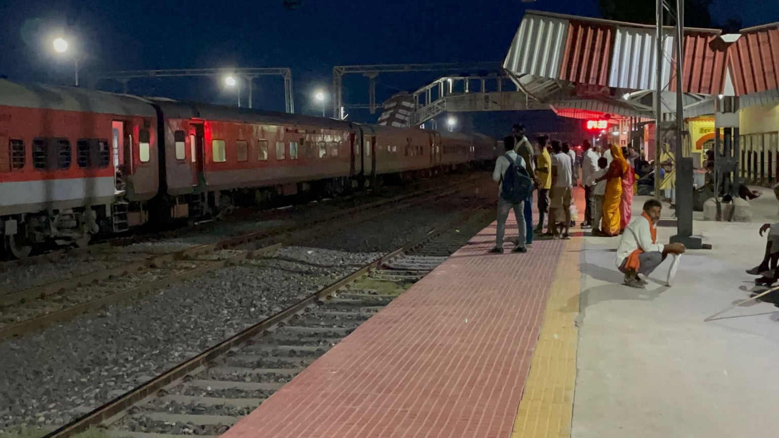 पलामू में रेलवे लाइन से युवक का शव बरामद, कोई परिचय पत्र नहीं मिलने से शिनाख्त में परेशानी