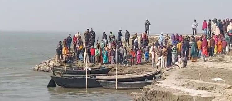 Big Breaking: कटिहार से झारखंड आ रही नाव गंगा में पलटी, तीन की मौत, कई लोग लापता