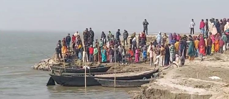 Big Breaking: कटिहार से झारखंड आ रही नाव गंगा में पलटी, तीन की मौत, कई लोग लापता