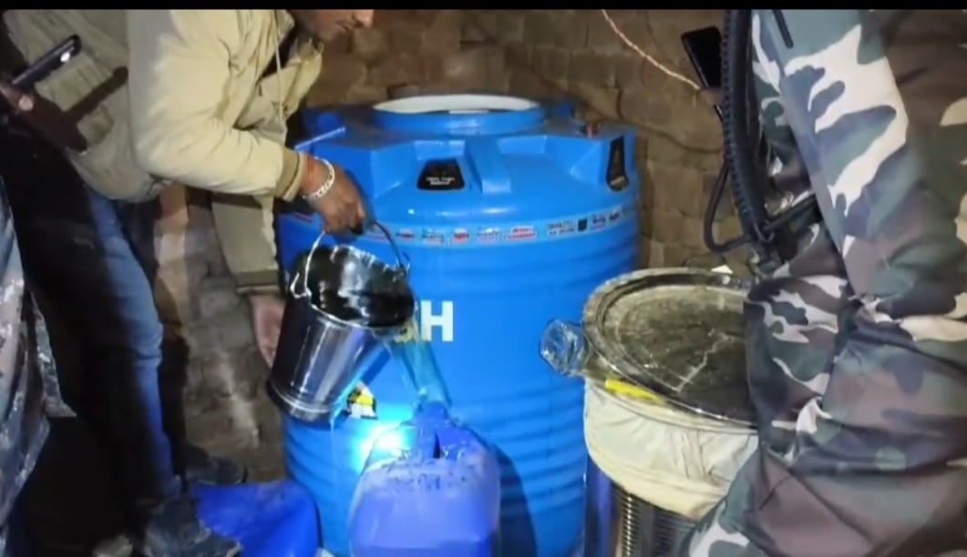 झारखंड की नकली शराब चार गुनी कीमत पर कैसे बिकती है बिहार में,पढ़िए एक रिपोर्ट