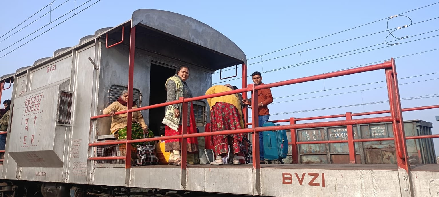 अजब गजब:जपला स्टेशन पर कुंभ स्पेशल रोकना भूल गया लोको पायलट! रेलवे अधिकारियों ने दूसरे स्टेशन पर रुकवाया ट्रेन,छूटे यात्री को माल गाड़ी से भेजा