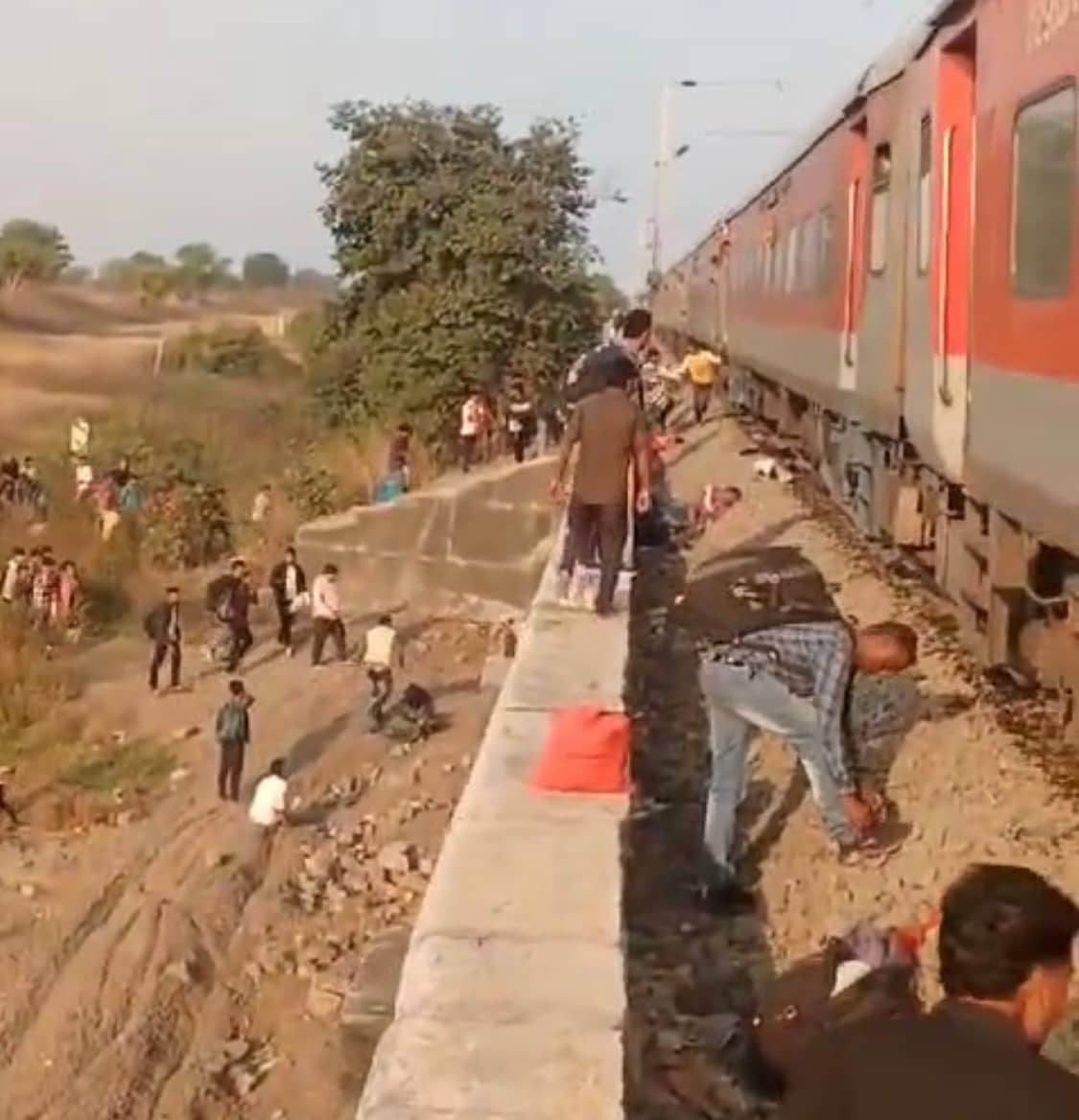 बड़ी खबर : महाराष्ट्र के जलगांव में बड़ा ट्रेन हादसा, अब तक 12 लोगों की मौत, तीन दर्जन सेअधिक घायल