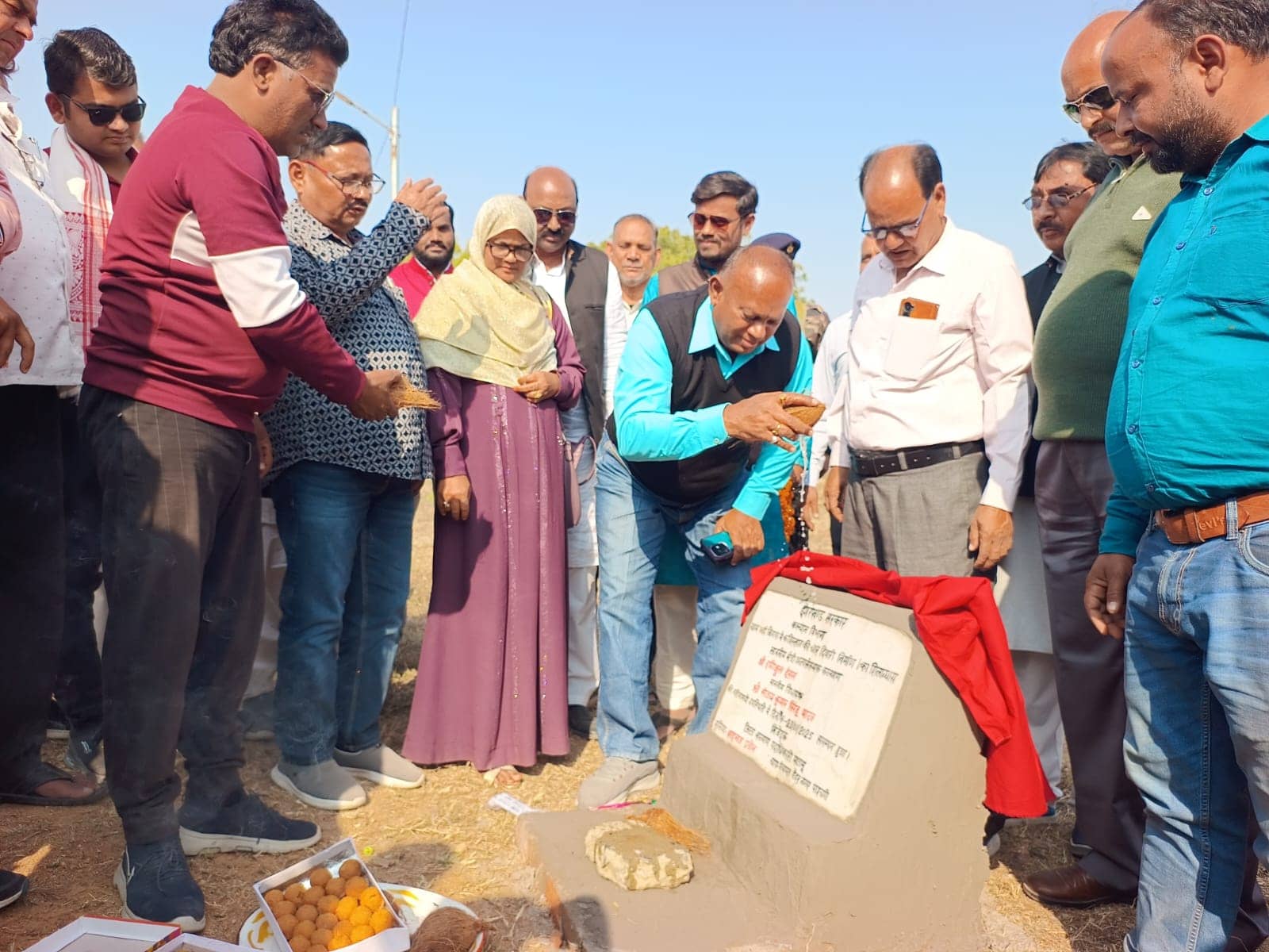 कब्रिस्तान की घेराबंदी में लापरवाही बर्दाश्त नहीं, शिलान्यास करते ही बोले विधायक
