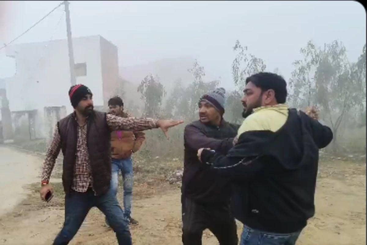 स्कूल में शिक्षिका के साथ छेड़खानी करते थे मास्टर साहब! महिला के पति ने किया विरोध तो प्रिंसिपल ने जमकर कर दी कुटाई, जब VIDEO हुआ वायरल तो.....