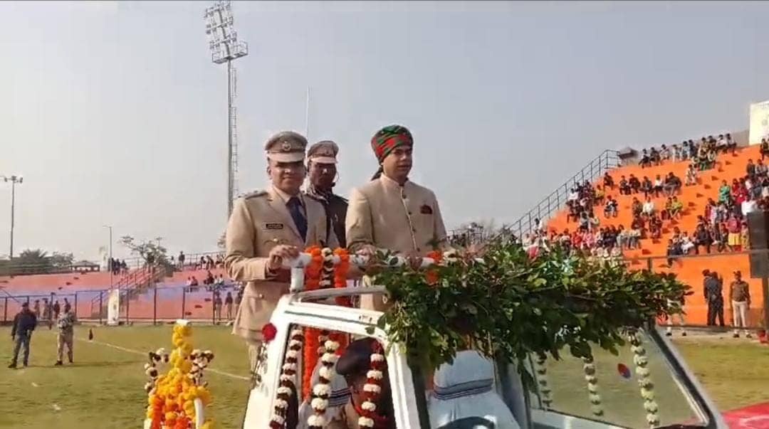 डीसी रविशंकर शुक्ला ने भगवान बिरसा मुंडा स्टेडियम में किया झंडोत्तोलन, जिलेवासियों को दी 76वें गणतंत्र दिवस की शुभकामना