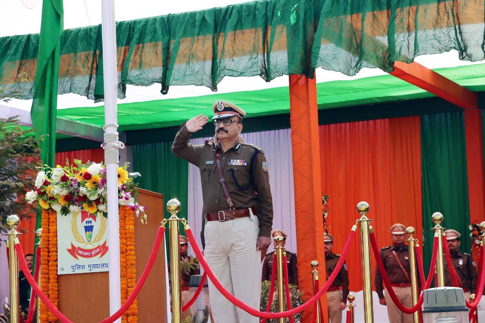 रांची पुलिस मुख्यालय में डीजीपी ने किया ध्वजारोहण, कहा- राज्य को बनाना है अपराध और नक्सल मुक्त