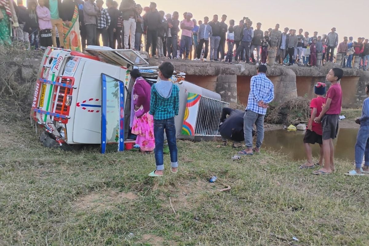 पूजा-अर्चना कर लौट रहे थे लोग, तभी नदी में जा गिरी गाड़ी, मच गई चीख पुकार, महिलाएं व बच्चों समेत नौ लोग घायल