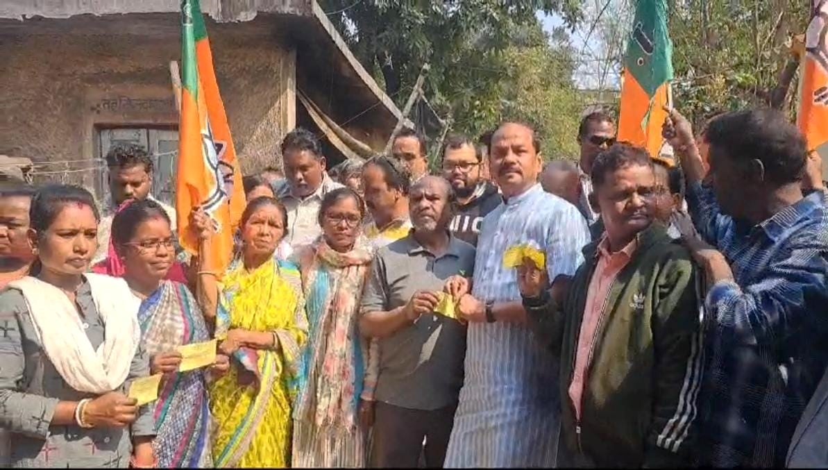 पूर्व सीएम रघुवर दास ने गोलमुरी में घर-घर जा कर दिलाई बीजेपी की सदस्यता, कहा- भाजपा देश की सबसे बड़ी पार्टी