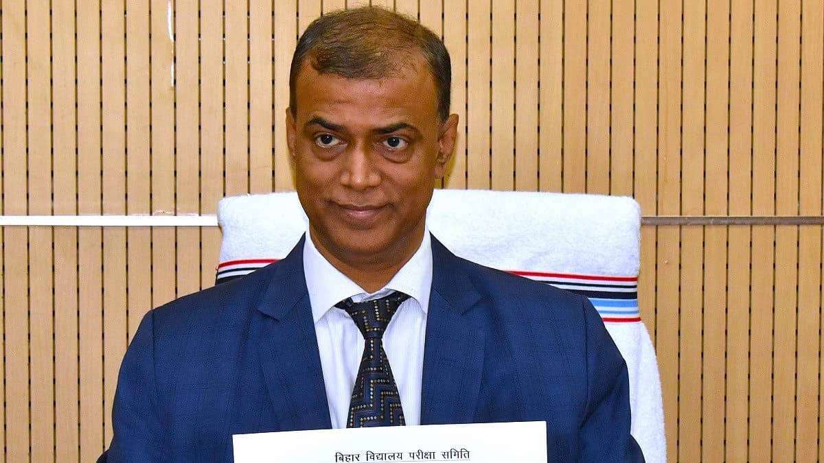 BSEB ने मैट्रिक और इंटर की परीक्षाओं को लेकर जारी किए निर्देश, जूता–मौजा पहन कर जाने वाले छात्रों को नहीं मिलेगी सेंटर में एंट्री