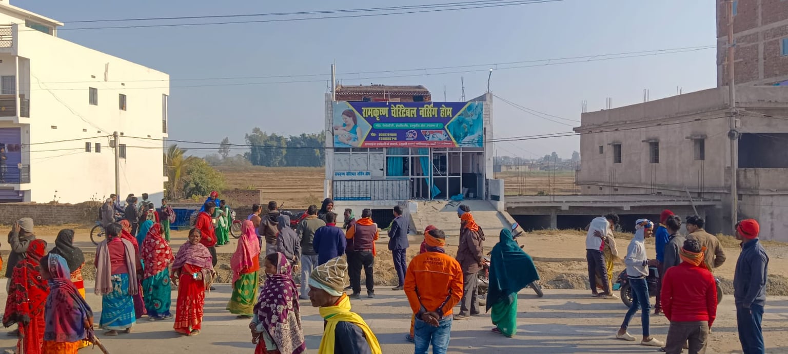 नर्सिंग होम में प्रसव के दौरान महिला की मौत पर हंगामा, अस्पताल छोड़कर भागे डॉक्टर और स्टॉफ, आक्रोशितों ने किया रोड जाम