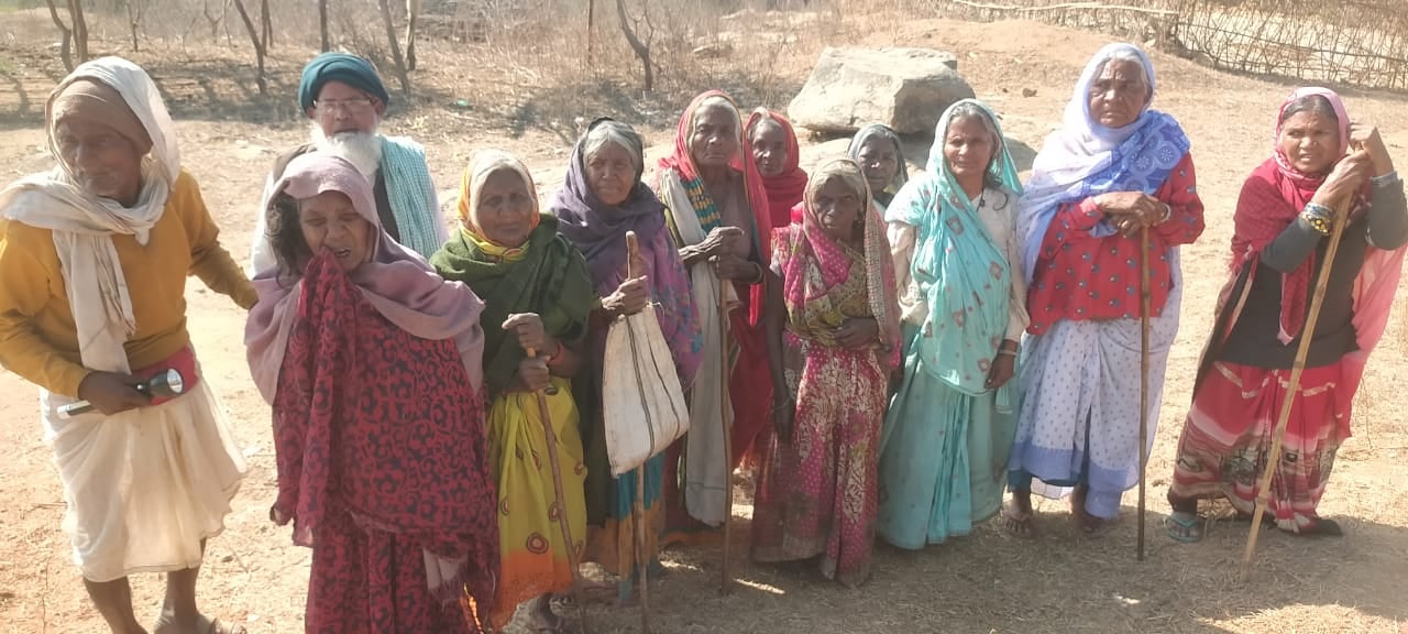 चार माह से नहीं मिल रहा वृद्धा पेंशन,ठंड में पेंशन के लिए भटक रहे परेशान लाभुक, अब पलामू उपायुक्त से लगाई गुहार