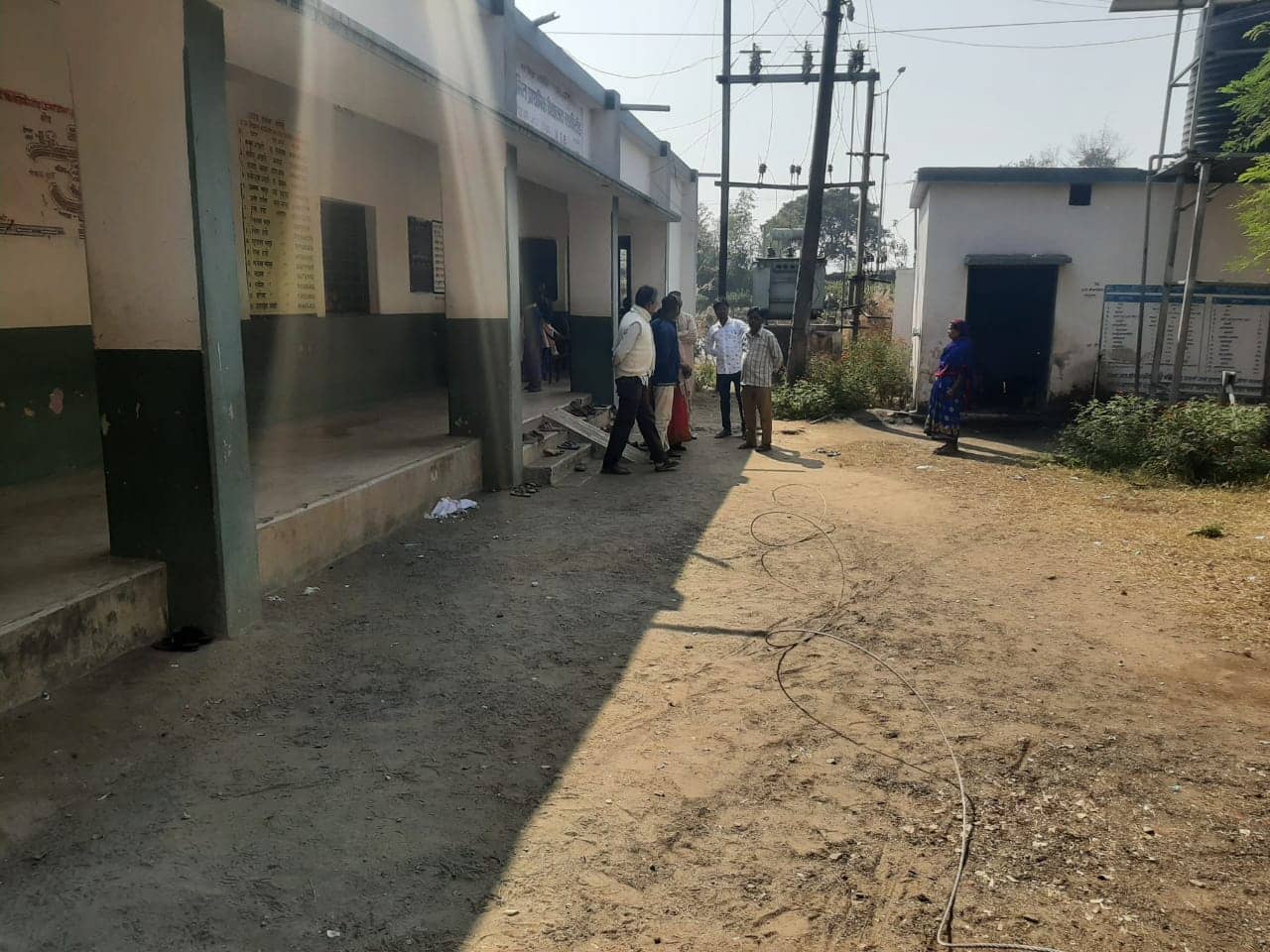 गिरिडीह: प्रार्थना के समय स्कूल परिसर में गिरा बिजली का तार, शिक्षकों की तत्परता से बचा स्कूली बच्चों की जान