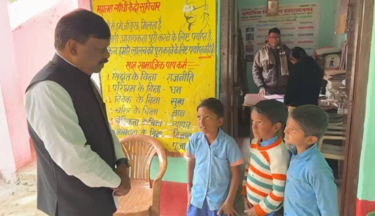 Bihar News:अचानक नालंदा की सड़कों पर घूमते नजर आयें शिक्षा विभाग के अपर सचिव, स्कूलों में पहुंच बच्चों से जाना हाल, मचा हड़कंप