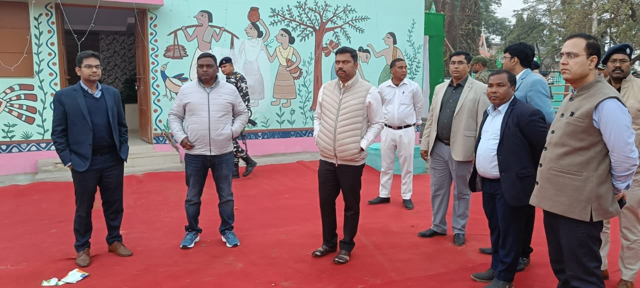 दुमका: झामुमो के 46वां झारखंड दिवस में शामिल होंगे सीएम, कार्यक्रम स्थल का डीसी एसपी ने लिया जायजा
