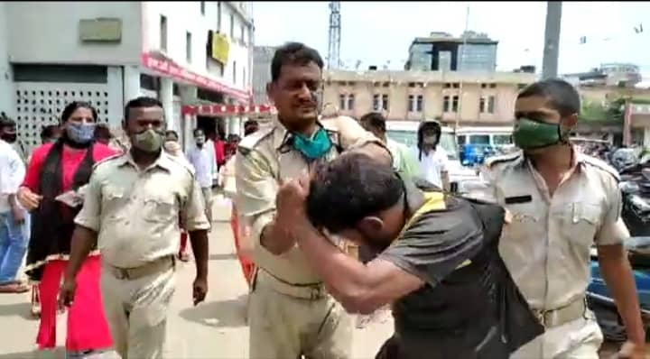 एमजीएम इलाज कराने आयी महिला के साथ छेडखानी,महिला और गार्ड ने जमकर की पिटाई