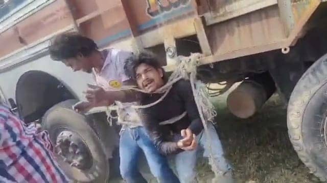 चोर होने की आशंका पर ट्रक में बांधकर युवकों को पीटा,जब पुलिस को सूचना मिली तो क्या हुआ जानिए