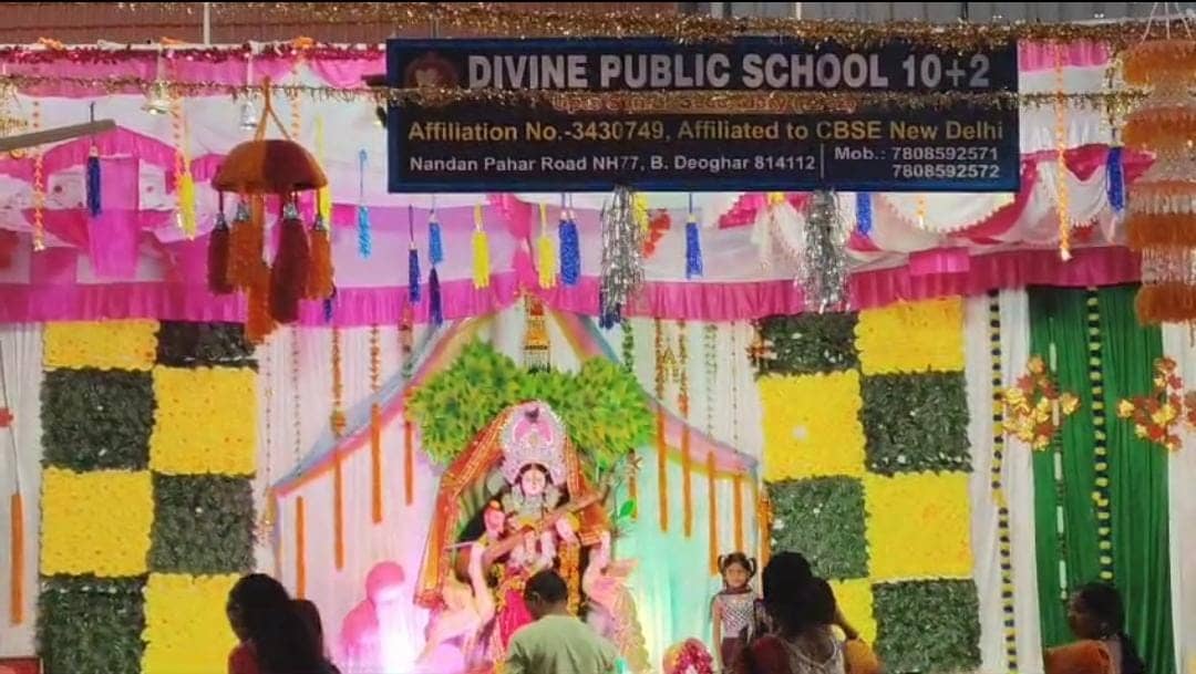 देवघर: डिवाइन पब्लिक स्कूल में धूमधाम से मनाया गया सरस्वती पूजा,निदेशिका ने बच्चों के उज्ज्वल भविष्य के लिए मां से की कामना