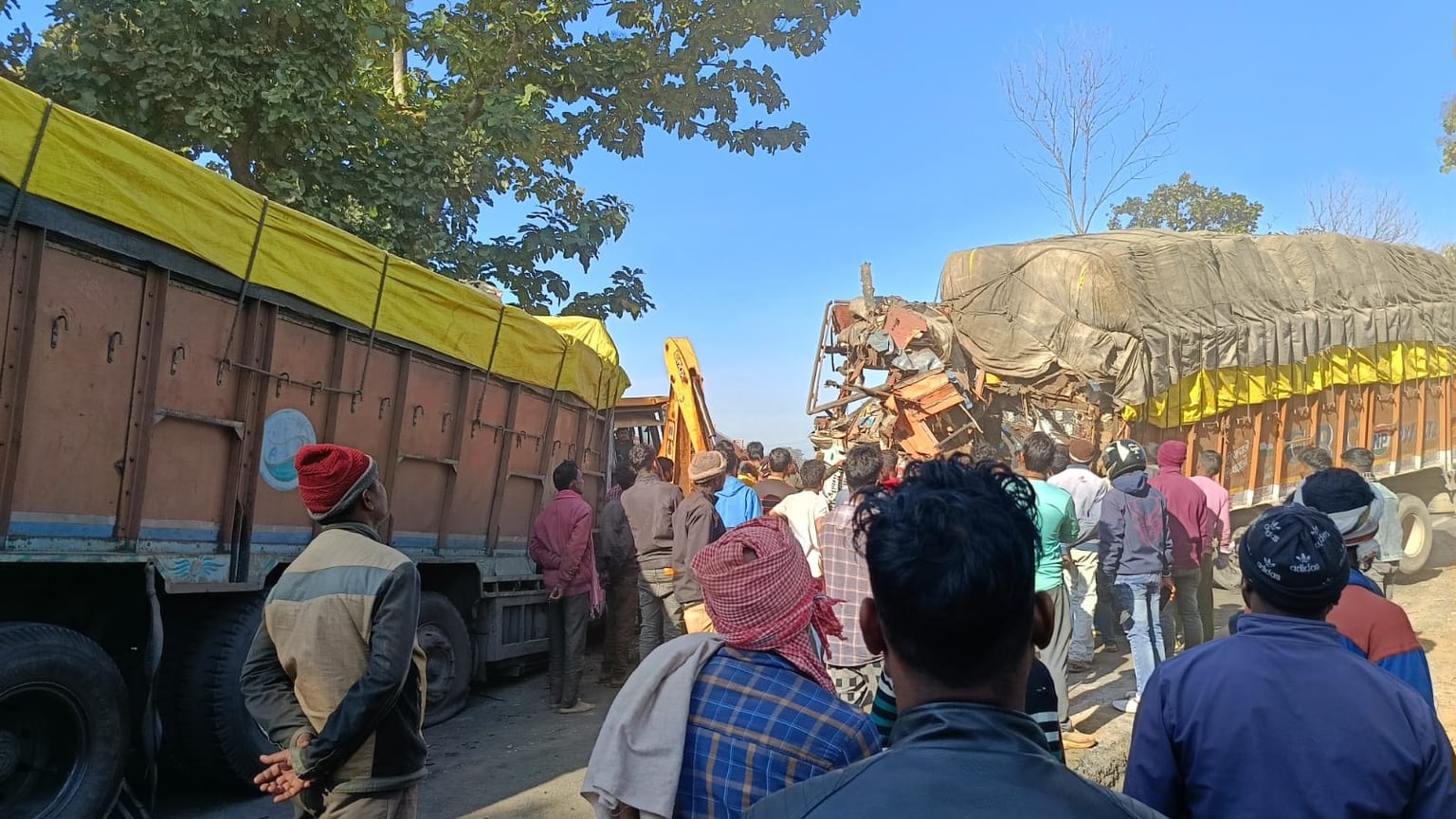 Breaking: लातेहार जिले के चंदवा में दो ट्रकों में हुई आमने-सामने भिडंत, दो की मौत, दो घायल
