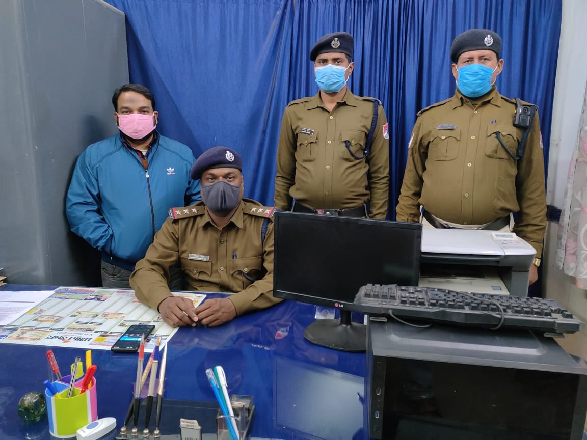 पर्सनल यूजर आईडी से टिकट काट कर बेचने का आरोपी धराया, 17,772 की कीमत के 12 टिकट बरामद