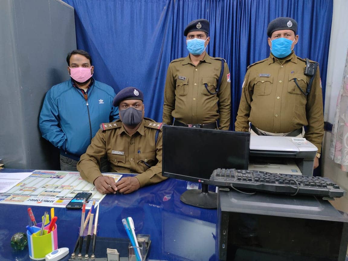 पर्सनल यूजर आईडी से टिकट काट कर बेचने का आरोपी धराया, 17,772 की कीमत के 12 टिकट बरामद