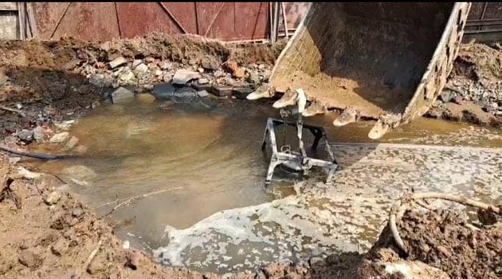जमशेदपुर: पथ निर्माण विभाग की लापरवाही से बर्बाद हो रहा लाखों लीटर पानी, नहीं हुआ समाधान तो विकराल रूप ले सकती है पानी किल्लत