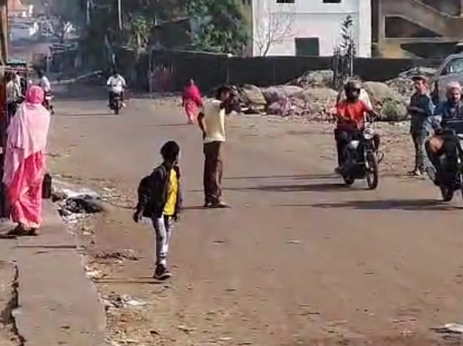 Dhanbad : कोयलांचल में क्यों बेधड़क लहराए जाते हथियार, इनकी पीठ पर होता किनका हाथ, पढ़िए विस्तार से !