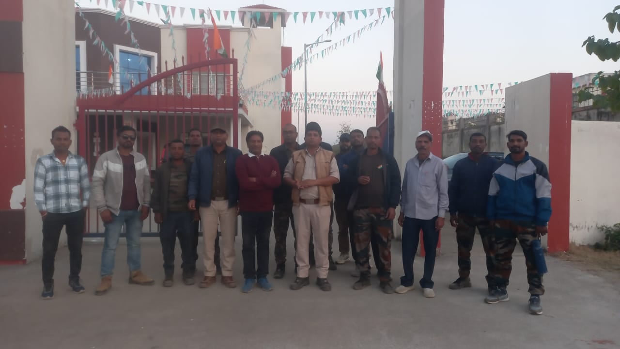 वनभूमि से अतिक्रमण हटाने गए वनकर्मियों पर हमला, पथराव में चार घायल, पेट्रोल छिड़ककर पोकलेन जलाने का प्रयास