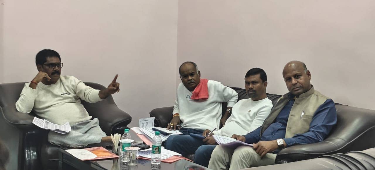 साहिबगंज में झारखंड सरकार के मंत्री योगेंद्र प्रसाद की अध्यक्षता में उत्पाद एवं मद्य निषेध विभाग की समीक्षा बैठक, जानिए पदाधिकारियों को क्या दिया निर्देश