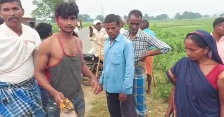 अनियंत्रित बाइक के गढ्ढे में गिरने से महिला और बच्चे समेत 4 घायल