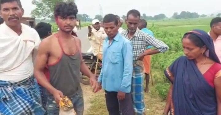 अनियंत्रित बाइक के गढ्ढे में गिरने से महिला और बच्चे समेत 4 घायल