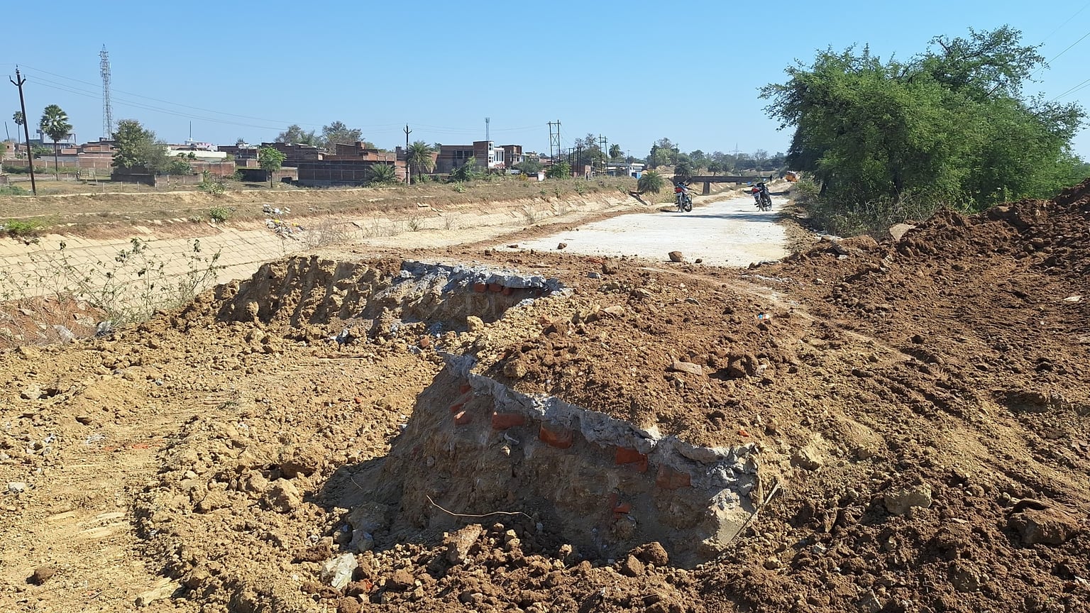 पहले बिना एनओसी के करा दिया गया 19 लाख का पथ निर्माण, अब नहर की मरम्मत करा रही कंपनी ने सड़क ही उखाड़ फेंका