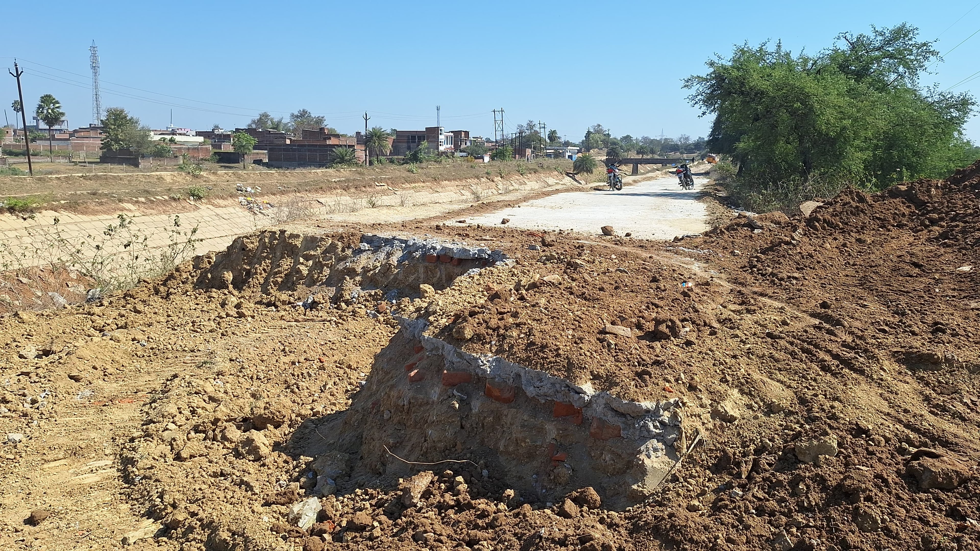 पहले बिना एनओसी के करा दिया गया 19 लाख का पथ निर्माण, अब नहर की मरम्मत करा रही कंपनी ने सड़क ही उखाड़ फेंका