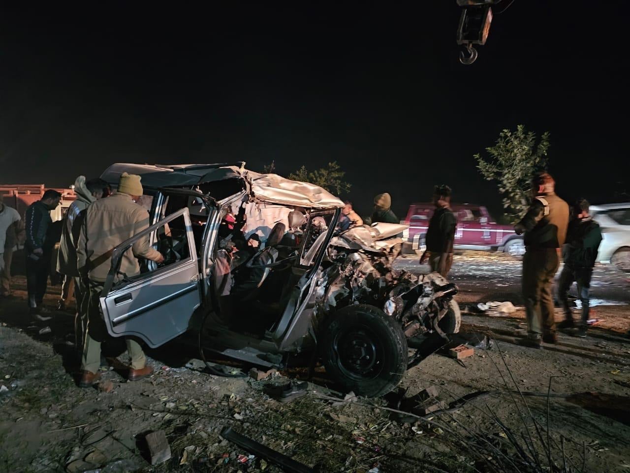 महाकुंभ जा रहे बोलेरो और बस के बीच भीषण टक्कर, 10 लोगों की दर्दनाक मौत, 19 घायल