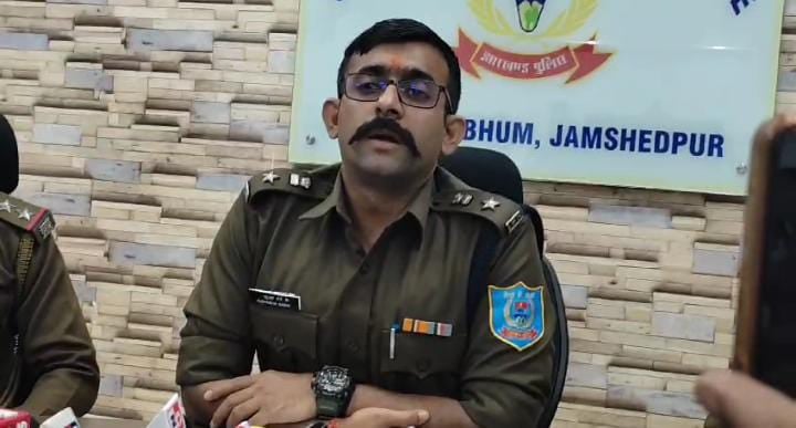 Crime News:जमशेदपुर पुलिस को मिली बड़ी सफलता, गणेश सिंह गिरोह के एक सदस्य को किया गिरफ्तार, ये हथियार बरामद