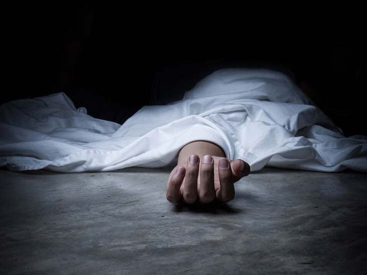 पलामू: पति से विवाद के बाद पत्नी ने की आत्महत्या, कमरे में साड़ी के फंदे से लटका मिला शव