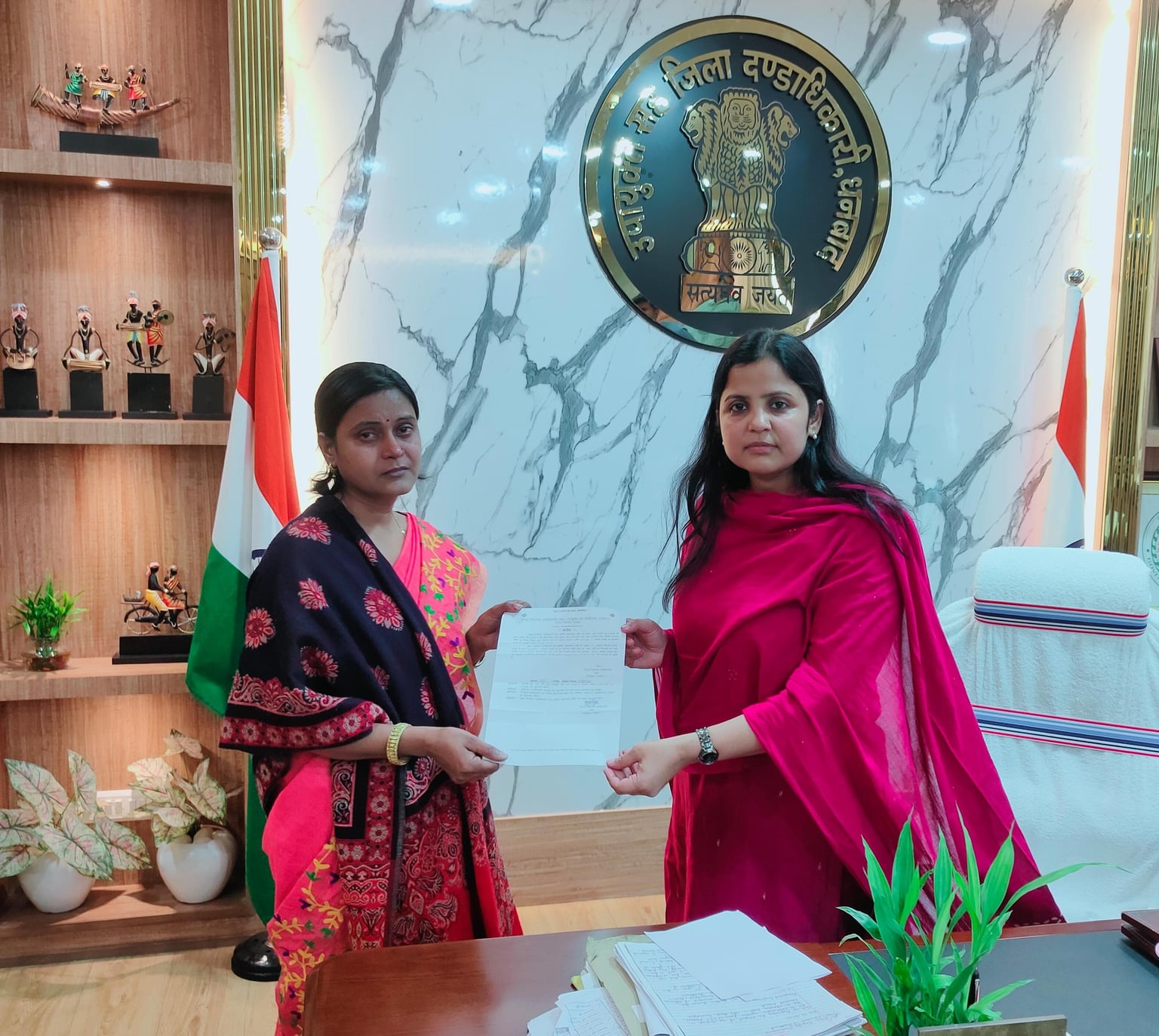 Dhanbad: चुनाव ड्यूटी में मृत कर्मी के आश्रित को डीसी ने कितने की दी अनुग्रह अनुदान राशि,पढ़िए