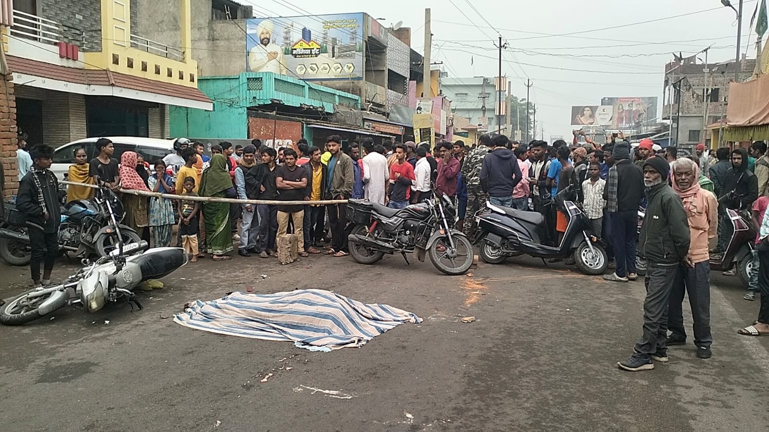 गिरिडीह में भीषण सड़क हादसा, बाइक सवार दो युवक की दर्दनाक मौत, विरोध में लोगों ने किया सड़क जाम