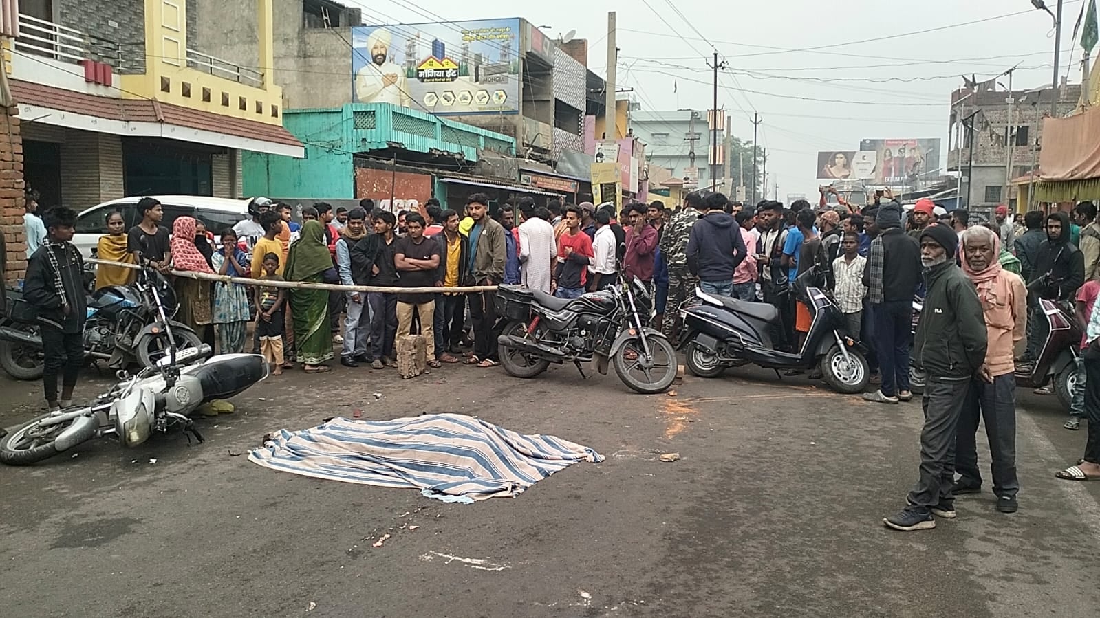 गिरिडीह में भीषण सड़क हादसा, बाइक सवार दो युवक की दर्दनाक मौत, विरोध में लोगों ने किया सड़क जाम