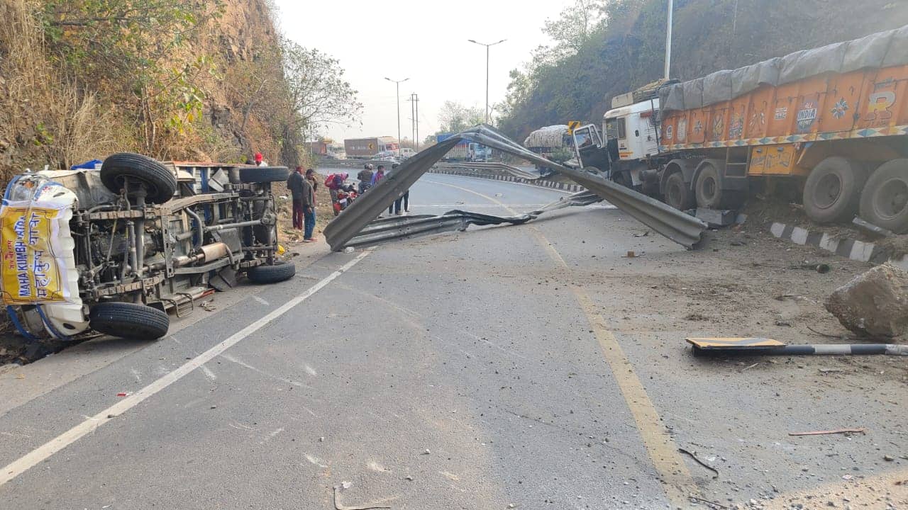 Big Breaking : महाकुंभ जा रहे श्रद्धालुओं का वाहन रामगढ़ की चुटूपालू घाटी में दुर्घटनाग्रस्त, 10 लोग घायल