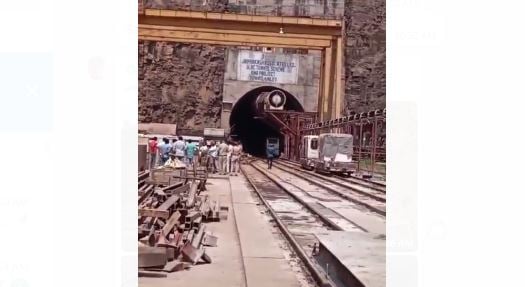 BIG UPDATE : तेलंगाना में निर्माणाधीन टनल में फंसे गुमला के चार मजदूर परिवारों की बढ़ी बेचैनी, अंदर से नहीं मिल रहा कोई रिस्पांस
