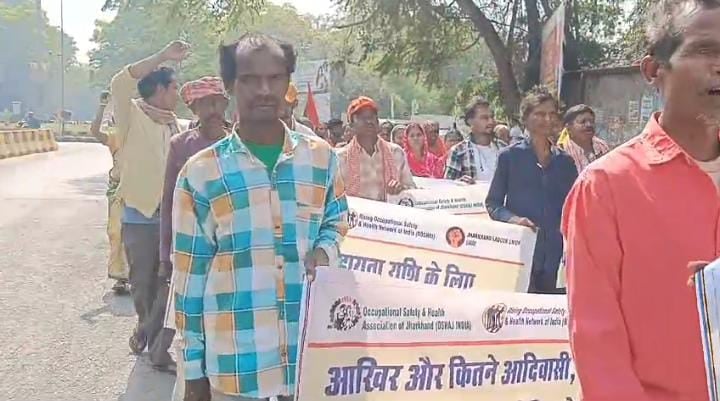 जमशेदपुर: डीसी कार्यालय के बाहर सिलकोसिस पीड़ितों का प्रदर्शन, सही समय पर मुआवजा नहीं मिलने का लगाया आरोप, पढ़ें क्या है इनकी मांग