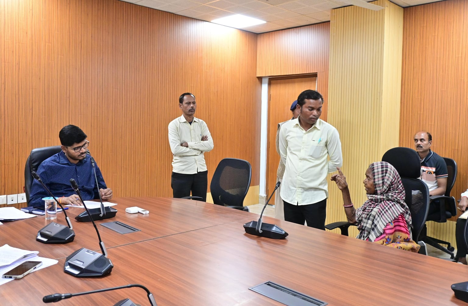 Dhanbad: एडीएम के जनता दरबार में क्यों बुलाना पड़ गया भाषा ट्रांसलेटर, पढ़िए विस्तार से